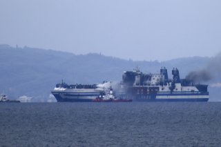 Une fumée épaisse s'échappe toujours du ferry.